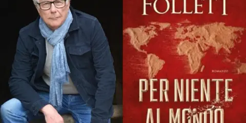 Ken Follett, autore di "Per niente al mondo", con la copertina del suo romanzo che mostra una mappa del mondo.