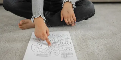 Enfant résolvant un labyrinthe, un exercice ludique pour un iq test for kids.