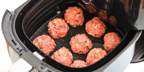 Pyszne klopsiki gotowe do pieczenia w air fryerze. Idealne na szybki obiad, odkryj nowe air fryer przepisy obiad.