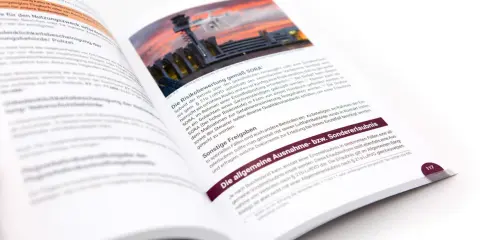 Ein Buch über **Drohnen Sport** zeigt eine Drohne vor einem Turm. Der Text behandelt Risikobewertung und Erlaubnisse für Drohnen.