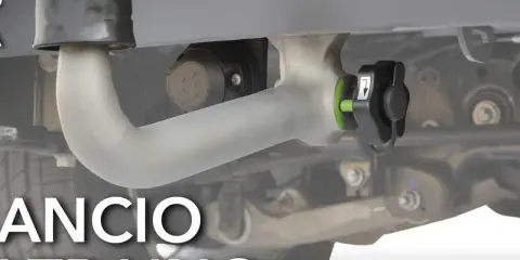 Gancio traino montato, pronto per il viaggio. Si può circolare con il gancio traino montato, un accessorio essenziale per chi ama trasportare.