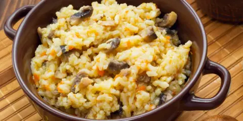 Pyszne risotto z grzybami i marchewką. Idealne jakie przyprawy do risotto? Sól, pieprz, czosnek i zioła.