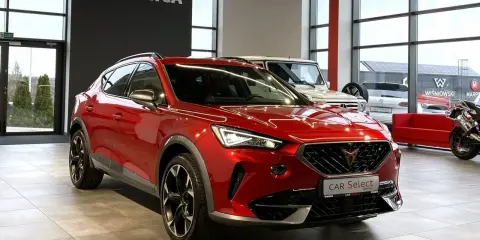 Czerwony Cupra Formentor w salonie. Sprawdź aktualną cupra cena i ofertę.