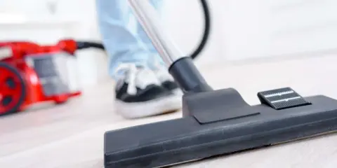 Ein Staubsauger saugt Wasser auf, um den Boden zu reinigen.