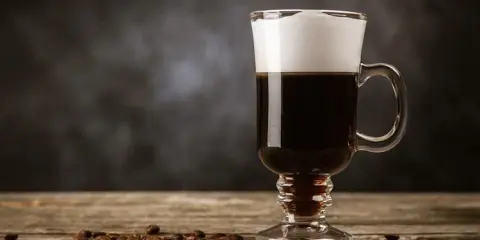 Irish Coffee: Przepis mistrza i triki, by smakowała jak z Dublina.