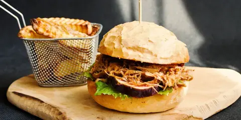 Pulled Pork: Jak zrobić soczystego burgera z szarpaną wieprzowiną?
