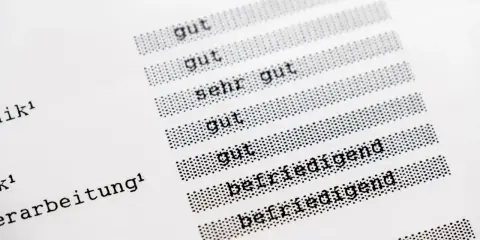 Zeigt eine Liste mit Noten, darunter "gut", "sehr gut" und "befriedigend". Eine schulnote, die die Leistung eines Schülers bewertet.