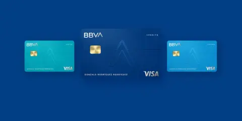 Tres tarjetas virtuales BBVA: débito, crédito y prepago, con el logo de Visa y el nombre del titular.