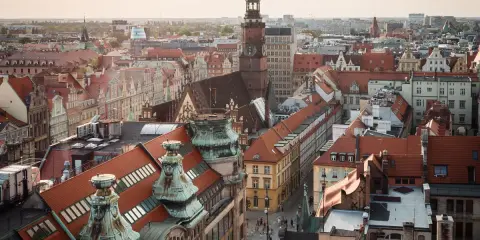 Widok na wrocławski rynek z wieżą ratuszową. Idealne miejsce, by odkryć, co robić we Wrocławiu.