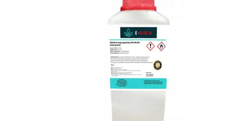 Butelka z etykietą opisującą alkohol izopropylowy IPA 99,9% (izopropanol) – środek do czyszczenia elektroniki, dezynfekcji i rozpuszczania.