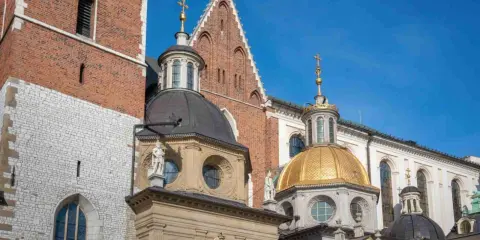 Kto jest pochowany na Wawelu? Królowie, bohaterowie, poeci. Zobacz majestatyczne kopuły Katedry Wawelskiej.