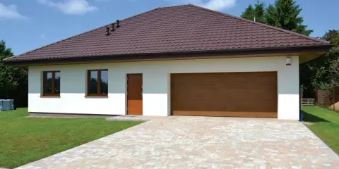 Nowoczesny dom parterowy z garażem, z brązową bramą i dachem, otoczony zielonym trawnikiem.