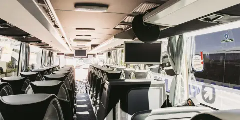 Wnętrze autokaru z wygodnymi siedzeniami, idealne na podróż do Nowego Targu w Bukowinie Tatrzańskiej.
