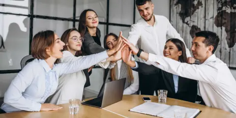 Zespół świętuje sukces po udanych gry integracyjne dla pracowników.