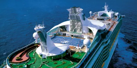 Nave Royal Caribbean con campo da mini golf, campo da basket e parete d'arrampicata. Scopri cosa è incluso nella tua crociera!