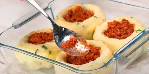 Ziemniaki faszerowane mięsem mielonym w naczyniu żaroodpornym. Świetny pomysł, z czym łączyć ziemniaki na obiad!