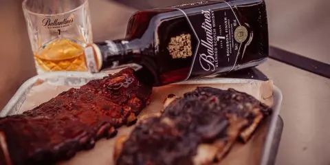 Co do whisky na zagryzkę? Odkryj idealne połączenia smaków