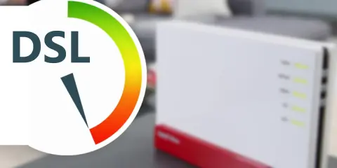 DSL-Router mit Anzeige für 16 mbit/s Geschwindigkeit. Im Hintergrund ein Wohnzimmer.