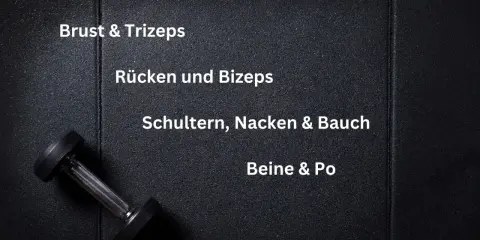 Ein Hantel liegt auf schwarzem Untergrund. Text zeigt einen 4er split trainingsplan: Brust & Trizeps, Rücken und Bizeps, Schultern, Nacken & Bauch, Beine & Po.