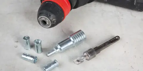 Outils pour retirer cheville à frapper béton : burin, mandrin et chevilles.