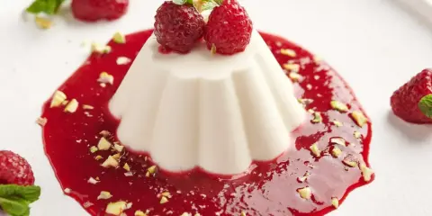 Panna cotta z malinami i pistacjami. Idealny deser, gdy szukasz prostego panna cotta przepis.