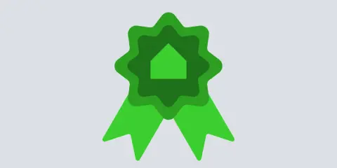 Medalla verde con silueta de casa, símbolo de eficiencia energética para tu certificado energético alquiler.