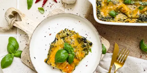 Herzhaftes Spinatlasagne Rezept mit geschmolzenem Käse, frischem Basilikum, Chili und Knoblauch. Ein Genuss für jeden Tag!