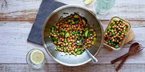 Frischer Kichererbsen Salat mit Gurken und Edamame in einer Schüssel, bereit zum Servieren.