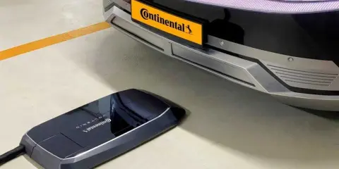 Piattaforma per ricarica wireless auto elettriche Continental, con un'auto parcheggiata sopra.