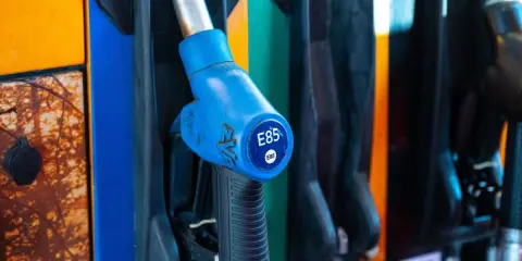 Niebieska końcówka dystrybutora paliwa z oznaczeniem E85. Gotowy do tankowania ekologicznego paliwa.
