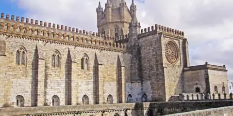 Die Kathedrale von Évora, eine der bedeutendsten Sehenswürdigkeiten, thront majestätisch unter einem Wolkenhimmel.