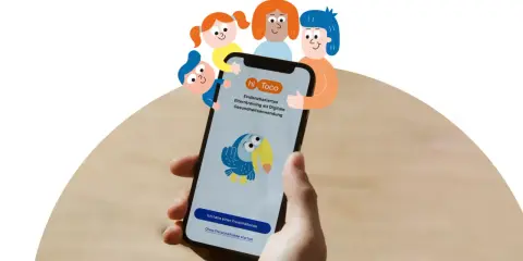 Eine Familie unterstützt ein Smartphone, das ein evidenzbasiertes ADHS Elterntraining online anzeigt.