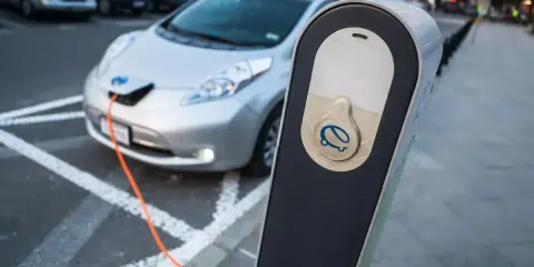 Ładowanie samochodu elektrycznego w Polsce. Coraz więcej aut elektrycznych w Polsce, co widać na ulicach.