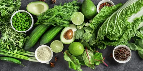 Bogactwo zielonych warzyw: awokado, brokuły, ogórki, groszek, sałata, szpinak, limonki, szczypiorek i kiełki.
