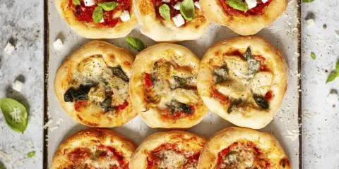 Mini pizze z różnymi dodatkami: margherita, z fetą i bazylią, z karczochami i szpinakiem. Idealne, by pokazać, co zrobić z ciasta na pizzę!