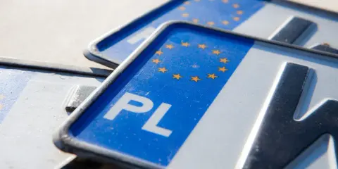 Zbliżenie na polskie tablice rejestracyjne z symbolem Unii Europejskiej. Gotowe do rejestracji indywidualnej.