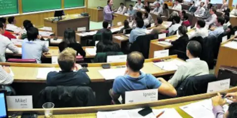 Aula con profesor y estudiantes. Se discuten los mejores MBA del mundo.