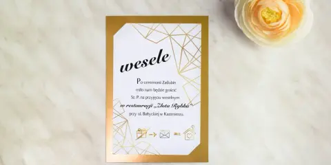 Eleganckie zaproszenie ślubne z tekstem "wesele" i złotymi zdobieniami. Dowiedz się, jak zrobić złote napisy na zaproszeniu, by nadać mu wyjątkowy charakter.
