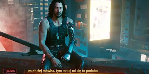 Johnny Silverhand na dachu, rozważający cyberpunk zakończenia. Miasto nocą, neonowe światła.