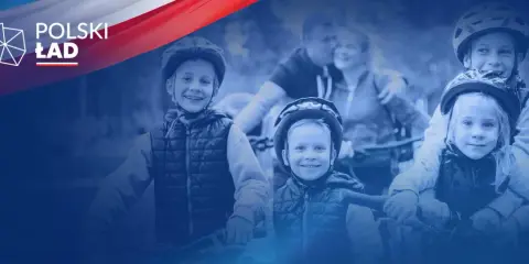 Uśmiechnięte dzieci w kaskach na rowerach, wspierane przez rodziców. Polski Ład to wsparcie dla rodzin.
