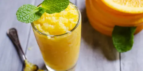 Orzeźwiająca pomarańczowa granita, idealna na upalne dni. Ten prosty granita przepis to gwarancja smaku.