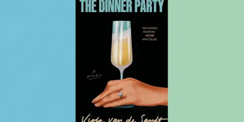 La portada del libro "The Dinner Party" de Viola van de Sandt muestra una mano con un anillo sosteniendo una copa de champán rota.