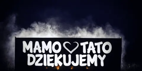 Mamo, Tato, dziękujemy! Wasze podziękowania dla rodziców z humorem rozświetlają noc.