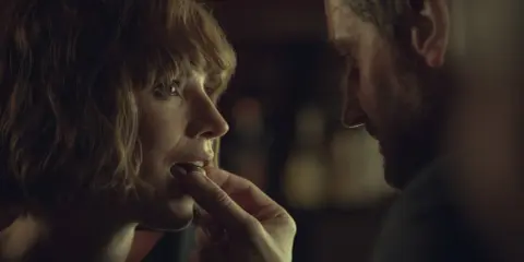 Intymna scena, mężczyzna karmi kobietę. Może to fragment jednego z tych **całe filmy erotyczne**, które oglądacie.