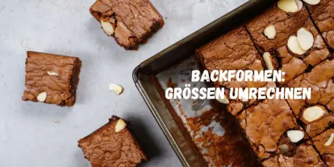 Saftige amerikanische Masse Brownies, frisch aus der Form geschnitten, mit Mandelsplittern verziert.