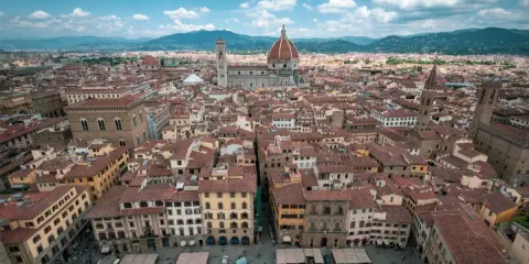 Vista aerea di Firenze con il Duomo e campanile. Quanti giorni per visitare Firenze? Almeno 3 per godersi la bellezza.