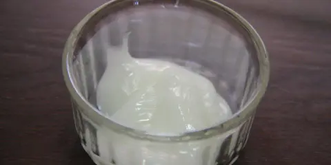 Un pot en verre contient une substance blanche et crémeuse. On se demande : trimoline c'est quoi ? C'est peut-être un ingrédient de pâtisserie.