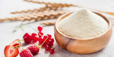 Miseczka z semoliną, obok świeże maliny, truskawki i porzeczki. Semolina co to? To mąka z pszenicy durum, idealna do deserów i makaronów.