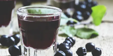 Jak pić nalewkę z aronii? Odkryj sekrety smaku i zdrowia