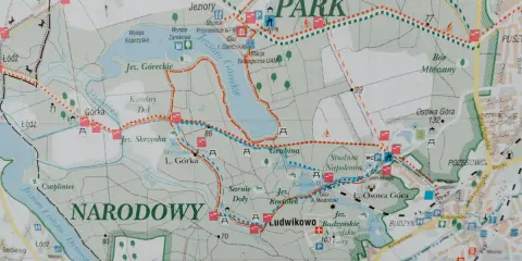 Mapa szlaków turystycznych w Wielkopolskim Parku Narodowym. Widoczne jeziora, lasy, punkty widokowe i miejsca postoju.